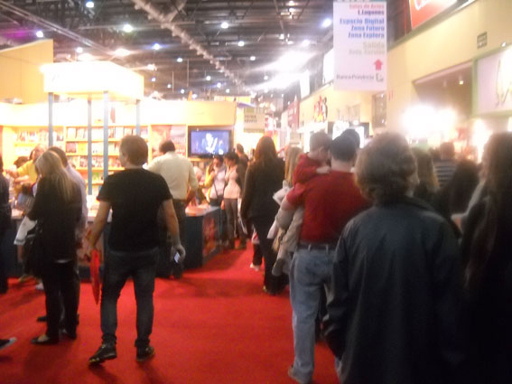 fila en feria del libro. Mamerto Menapace